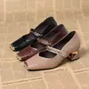 Zapatos de tacón grueso con corte bajo para comercio exterior transfronterizo, nuevo estilo primavera y otoño, zapatos pequeños de cuero slip-on con cadena metálica, tacón medio, versátiles