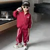 Conjunto de cárdigan a rayas para niños, Primavera y Otoño 2026 Otoño Nuevo Ropa Deportiva Fresca para Bebé Ropa de Dos Piezas Moderna