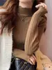 Camiseta de punto de manga larga con cuello medio alto y dobladillo festoneado, estilo nuevo Otoño e Invierno 2025 para mujer, suéter interior de punto suave y sedoso de alta gama, tendencia