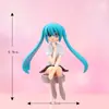 Nueva figura de niña linda, taburete, decoración DIY de paisaje en miniatura, niña de dibujos animados, adorno de plástico