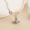 Collar de Cadena Fina con Pin de Saturno para Mujer 2026 Nueva Tendencia Popular Nicho Lujo Ligero Diseño de Alta Gama Cadena para Clavícula Cadena de Cuello