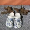 Insignia Clásica Transfronteriza Estilo Nuevo Zuecos Versátiles Zapatos de Playa Estilo Dibujos Animados Zapatos de Punta Cerrada