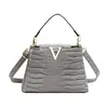 Bolso Cubo de Alta Gama para Mujer con Patrón de Cocodrilo y Compartimento Interior, Tendencia Transfronteriza con Herrajes en Forma de V, Bolso de Lujo Ligero para Mujer