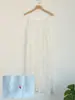 Oferta especial em peças de amostra para agradecer aos clientes pela liquidação sazonal: vestidos, camisas, saias, calças pantalona e roupas de algodão e linho, disponíveis para atacado misto