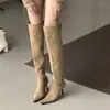 Elegantes botas de tacón alto hasta la rodilla para mujer, nuevo estilo 2025, a la moda, con caña ancha, punta fina y diseño de volantes.