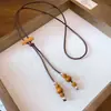 Collar Colgante de Manzana con Flor de Tela y Perlas, Moderno y Personalizado, Cadena para Suéter Dulce y Versátil, Collar Elegante y de Alta Gama