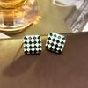 Pendientes de tablero de ajedrez con gota de aceite de aguja plateada en forma de corazón Pendientes pequeños y exquisitos con temperamento de celebridad de Internet Pendientes de moda simples para uso diario para mujer