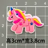 Dibujos Animados Pegamento Suave PVC Unicornio Arcoíris DIY Funda para Teléfono Accesorios para Pasador Zapatos con Agujeros Hebilla de Zapato Accesorios Decorativos Parche