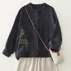 Nueva camisa artística e interesante de otoño 2026 con bordado, cuello redondo, manga larga, corte holgado y versátil de gasa de algodón