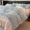 Juego de Cuatro Piezas de Bola de Pelo de Conejo de Invierno Leche Polar Sábana de Terciopelo Tallado Grueso Completamente Mate Funda de Edredón Estilo Falda de Cama Juego de 4 Piezas