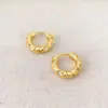 Moda Japonesa y Coreana Nueva Textura de Martillo Pequeño Incrustaciones de Circonita Cobre Chapado en Oro Real Elegantes para el Trabajo Versátiles Aretes Hebilla de Oreja