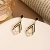 Aretes de diamantes de aguja de plata Aretes de lujo ligero para mujer Diamantes completos geométricos cuadrados de alta gama temperamento simple aretes de nicho de celebridad de Internet