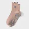 Calcetines de yoga para mujer, calcetines de media pantorrilla, calcetines deportivos profesionales antideslizantes para correr, borde enrollado bordado, calcetines para el suelo para fitness en casa, cuerda para saltar