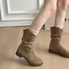 Botas Western de camurça simples e retrô para mulheres, nova coleção de outono de 2026, com design plissado e franzido, salto médio e estilo de bota curta.