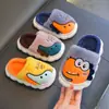 Pantuflas de Algodón para Niños Invierno 2025 Nuevo Estilo Dinosaurio para Niños Interior Hogar Niñas Bebé Niños Antideslizantes Zapatos de Algodón para Padres e Hijos