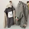 Conjunto infantil coreano de roupas para meninos e meninas, coleção outono 2025, colete infantil de tricô listrado com estampa de desenho animado, durável.