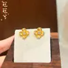 Pendientes de botón de trébol de cuatro hojas tipo hielo picado en color oro arena de lujo ligero para mujer, pequeños, sencillos, personalizados, elegantes, versátiles, alta retención de color