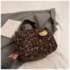 Bolso Grande de Capacidad con Estampado de Leopardo para Mujer 2025 Nuevo Invierno Moda de Alta Gama Versátil Bolso de Mano para el Trabajo y para Viajar