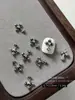 1000 piezas Plata Antigua Cruz Arte de Uñas Aleación Adornos Estilo Oscuro Punk Flor Decoración de Uñas Bolsa Completa Personalizado Venta al por Mayor