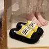 Pantuflas Gruesas con Velcro para Mujer 2025 Nuevas de Verano para Usar Afuera Sandalias de Moda con Letras con Sensación de Caca Sandalias de Playa