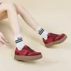 Zapatillas blancas de suela gruesa 601 para mujer, nuevo modelo otoño 2025, zapatillas deportivas de tendencia de caña baja que aumentan la altura, zapatillas casuales en stock