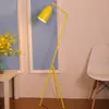 Lámpara de pie de diseño posmoderno estilo nórdico simple con trípode de hierro forjado para estudio, sala de estar, dormitorio, lámpara de pie decorativa