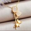 Collar de clavícula de arena de oro y jade blanco de oso con globo en la mano, encantador colgante de estilo antiguo, lindo y sencillo para mujer