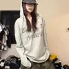 Diseño elegante, con un estampado de letras jaspeado en una camiseta de manga larga holgada y fresca, versátil para cualquier atuendo