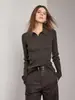 La textura es tan suave y amigable con la piel que es como una segunda piel, con un alto contenido de oro.. Camiseta Básica de Punto con Cuello Polo de Hilo Yangzi Alemán