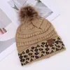 Moda Transfronteriza Europea y Americana Estampado de Leopardo Decoración de Bola de Pelo Nicho Versátil Gorro de Punto Otoño e Invierno Viaje Cortavientos Cálido Gorro de Lana
