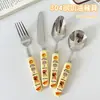 Conjunto de talheres quadrado com cabo de cerâmica em aço inoxidável 304, incluindo uma colher e um garfo na cor creme, um design fofo de urso de pão, e facas e garfos de churrasco