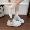 Zapatos Birkenstock blancos retro versátiles de suela gruesa de cobertura total para mujer, nuevo modelo otoño 2026, adecuados para combinar con faldas, zapatos de suela blanda que aumentan la altura