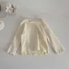 Camiseta base de color liso de cuello medio para bebé e infante estilo INS para niñas con puntos de patchwork y falda con tirantes en forma de corazón