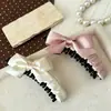 Pinza para el pelo con lazo de satén brillante coreano con un ambiente dulce y elegante, textura pequeña estilo Chanel, accesorio con cuerpo para la parte trasera de la cabeza.