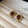 Brincos vintage de segunda mão, brincos versáteis retrô da moda para mulheres, acessórios de nicho de luxo leve, de alta qualidade e estilosos para atacado