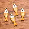 Pingente DIY de criatura marinha em esmalte dourado de aço inoxidável multicolorido 5x19mm, acessório de berloque de peixe pequeno dupla face