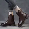 Botas de tornozelo femininas novas para o outono e inverno de 2026, de couro macio, sola macia, com zíper lateral, leves, bico redondo, estilo retrô britânico, forradas com fleece