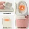 Pantuflas de algodón con bloques de color para mujer, pantuflas de invierno para interior del hogar, suela suave, antideslizantes, cálidas y resistentes al olor, venta al por mayor para hombres