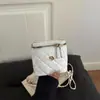 Bolsa de Ombro Única Acolchoada com Corrente de Diamante para Comércio Exterior Feminina 2026 Chegada de Verão Bolsa de Ombro Única Transversal de Nicho Bolsa Caixa Texturizada Estilosa