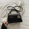 Bolso de mano nuevo de 2026 con bloques de color y patchwork, con un elegante cierre metálico, diseño de bolso de hombro y un bolso cruzado versátil de estilo coreano