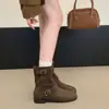Botas de moda em camurça retrô para mulheres, nova coleção outono 2026, apresentando um design único e estiloso com separação dos dedos, botas de cano curto e efeito emagrecedor