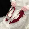 Zapatos de Salón de Punta Fina con Pedrería Bajos para Mujer 2026 Primavera/Otoño Nuevos Elegantes Tacón Cuadrado Cómodos Gamuza Rojo Zapatos de Salón Altos