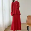 Saia feminina de lã pura de manga comprida, conjunto de duas peças de vestido de noiva vermelho estilo chinês, novo modelo outono e inverno 2026, design floral feito à mão em crochê