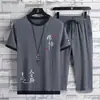 Traje de seda gelada masculino casual esportivo solto tamanho grande tendência de verão manga curta calça cropped moderno conjunto de duas peças