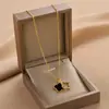 Novo Pingente de Trevo de Quatro Folhas Preto e Branco com Madrepérola Camada Dupla Colar de Aço Titânio Joia de Corrente para Clavícula Feminina Venda Quente em Transmissão ao Vivo