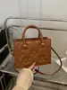 Bolso de mano para mujer con corazón en relieve de estilo nuevo transfronterizo, un bolso de hombro ligero y lujoso de retazos, un bolso cruzado moderno y casual