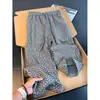 Pantalones jacquard de patrón oscuro retro de nicho para hombre, con una caída de alta gama, diseño de pierna recta, versátiles, relajados y holgados para el día a día.