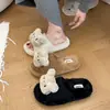 Nuevas pantuflas esponjosas de suela plana, pantuflas de algodón, diseño de oso de dibujos animados, modelo 2026, antideslizantes, adecuadas para usar tanto en interiores como en exteriores, estilo abierto en la punta