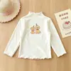 Atacado de camisetas de base forradas com fleece para meninas de comércio exterior, com acabamento franzido em cor contrastante, gola semi-alta e camisetas de manga longa com desenhos para vestuário infantil