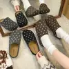 Mules fechadas estilo Birkenstock com solado grosso e estampa de bolinhas para mulheres, coleção outono 2026, design slip-on, versáteis e confortáveis para uso ao ar livre